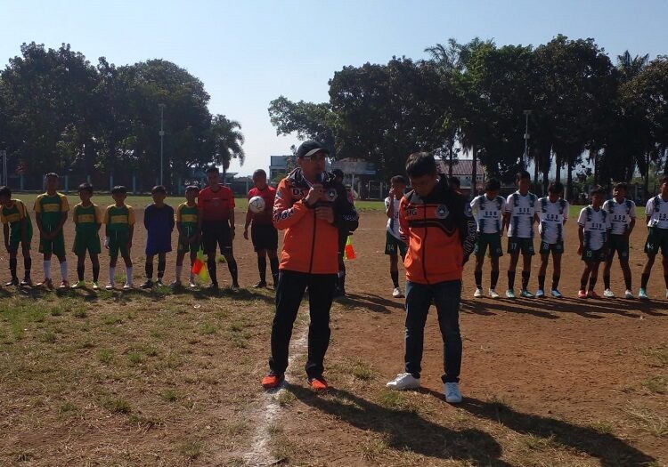 Anggota Exco Askab PSSI, sekaligus Anggota DPRD Garut dari Fraksi Partai Keadilan Sejahtera, Dede Salahudin, didampingi anggota Exco Askab PSSI, H. Gunawan pada pembukaan Piala Soeratin U13 Zona Kota di SOR Kerkop
