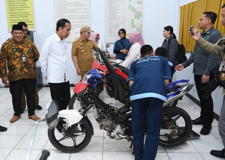 Presiden Jokowi Tinjau Kegiatan Pembelajaran di SMKN 2 Kabupaten Bengkulu Tengah