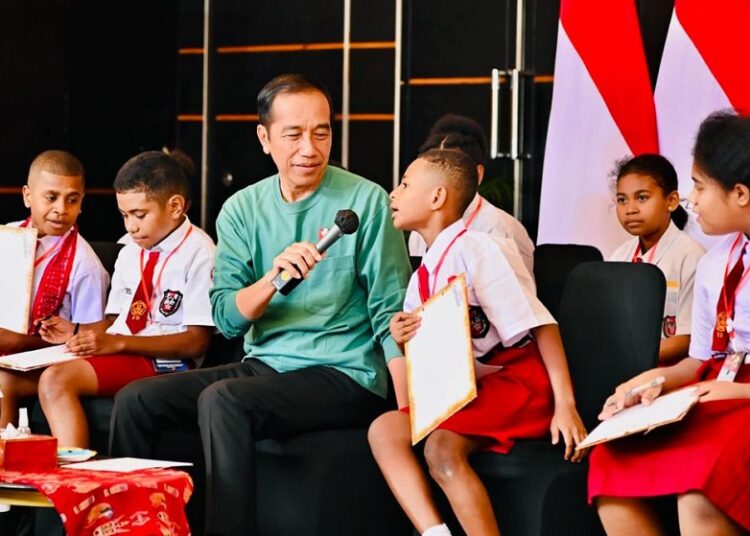 Jumpa Anak-Anak Papua, Presiden Jokowi Berikan Kuis Matematika Berhadiah Sepeda