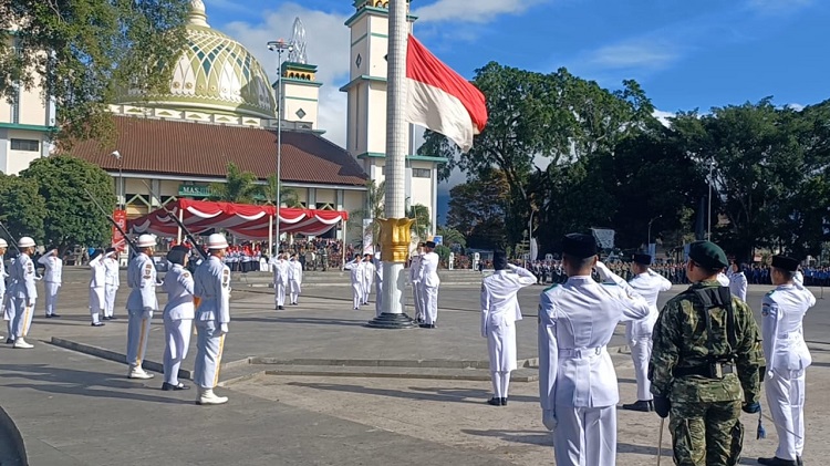 Pengibaran Bendera Merah Putih Upacara HUT RI Ke-78 di Alun-alun Garut.Kamis (17/8/2023).
