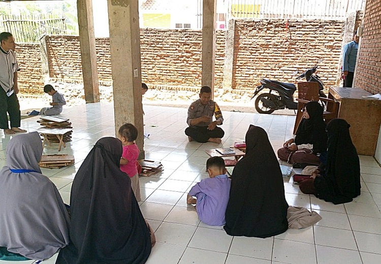 Pandoe Otomo Dikenal Sangat Dekat Dengan Warga Raharja Tanjungsari