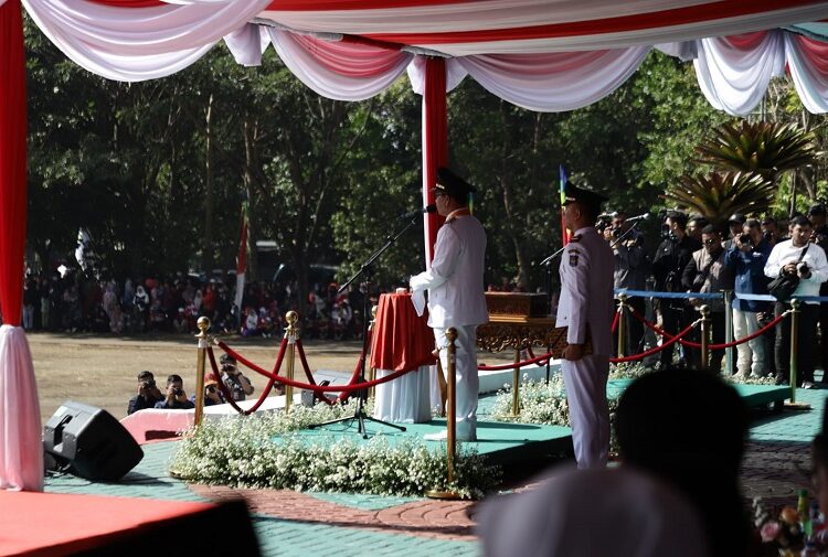 Upacara Peringatan HUT RI ke 78, Bupati Bandung Sampaikan Capaian Program Kerjanya