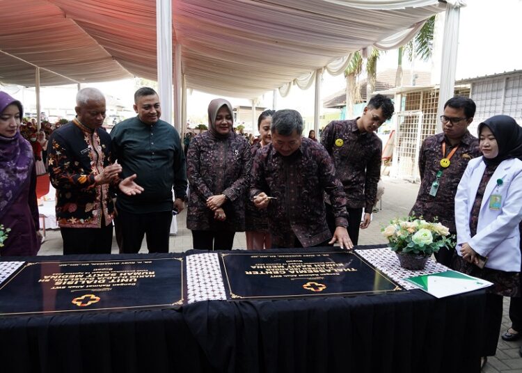 Bupati Garut, Rudy Gunawan, membubuhkan tanda tangannya dalam prasasti peresmian Thalassemia Center H. Husen Iskandar dan Unit Dialisis Hakim Djadja Djaelani, SH Rumah Sakit Medina yang berlokasi di Jalan Raya Wanaraja, Kecamatan Wanaraja, Kabupaten Garut, Jum'at (18/08/2023).