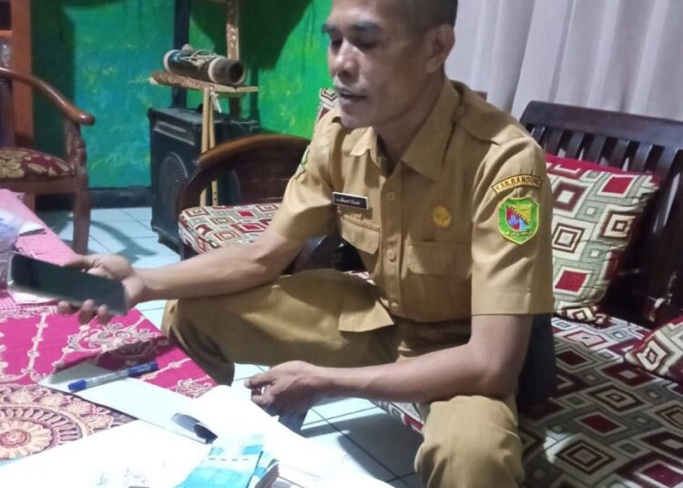 Kepala Desa Kamasan Kec. Banjaran Kab. Bandung saat menerima Biaya Pembuatan Penerbitan Akta Jual Beli