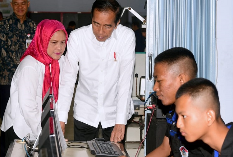 Presiden Jokowi dan Ibu Iriana Tinjau Aktivitas Pembelajaran Siswa SMKN