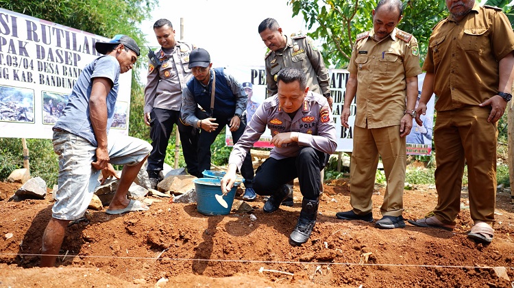 Polri Peduli, Polresta Bandung Kembali Perbaiki Rumah Warga Korban Kebakaran di Cangkuang