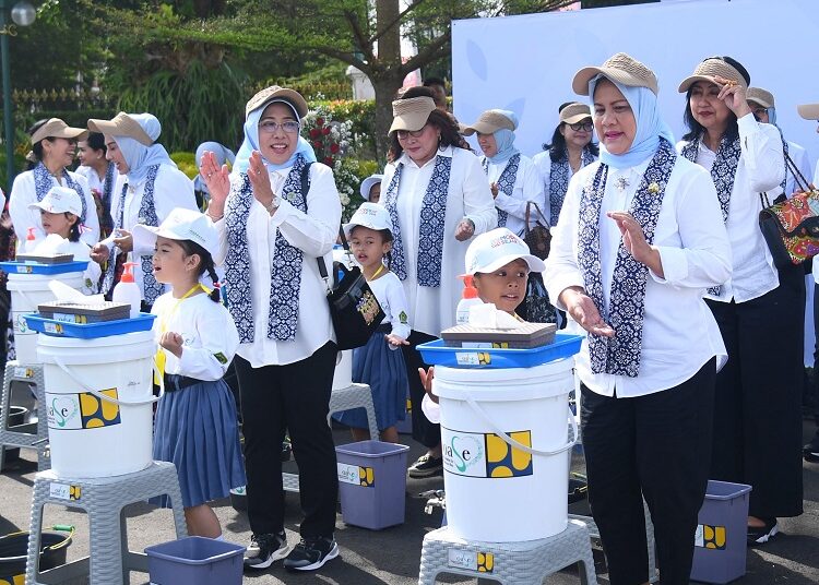 Ibu Iriana dan Anggota OASE KIM Ajak Siswa/Siswi Permainan Tradisional hingga Cerdas Cermat