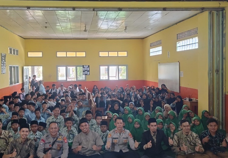 Kapolsek Ibun Beri Pengarahan Kepada Siswa/i Ponpes Asholeh