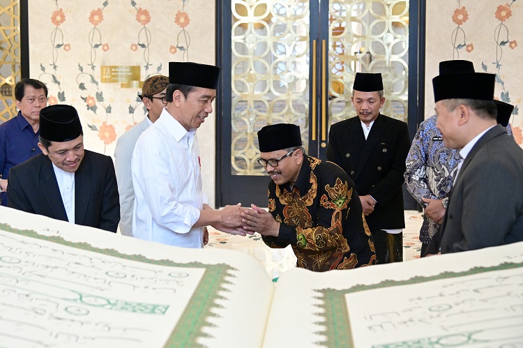 Hari Kedua di Jateng, Dalam Kunjungan Kerja Presiden Jokowi Terima Mushaf Al-Quran