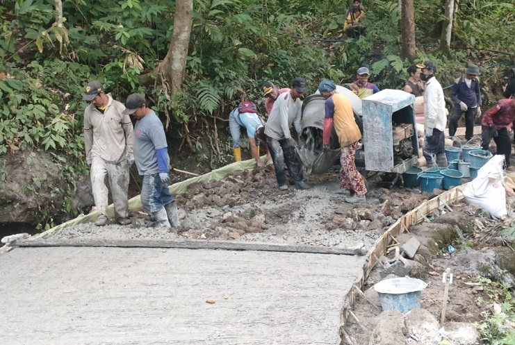 Neng Eem Resmikan Bantuan Visew dan BSPS Naringgul