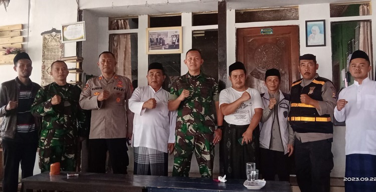 Danramil 1102/ Karangpawitan Bersama Kapolsek, Silaturahmi ke Ponpes Al Hikmatulmubarokah