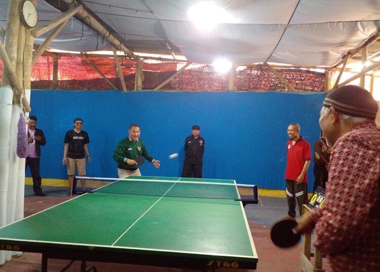 Ustadz Hudan Mushapudin Ketua PBB Garut dan Ketua Panitia Sedang Main tenis meja sebagai tanda di mulainya pertandingan