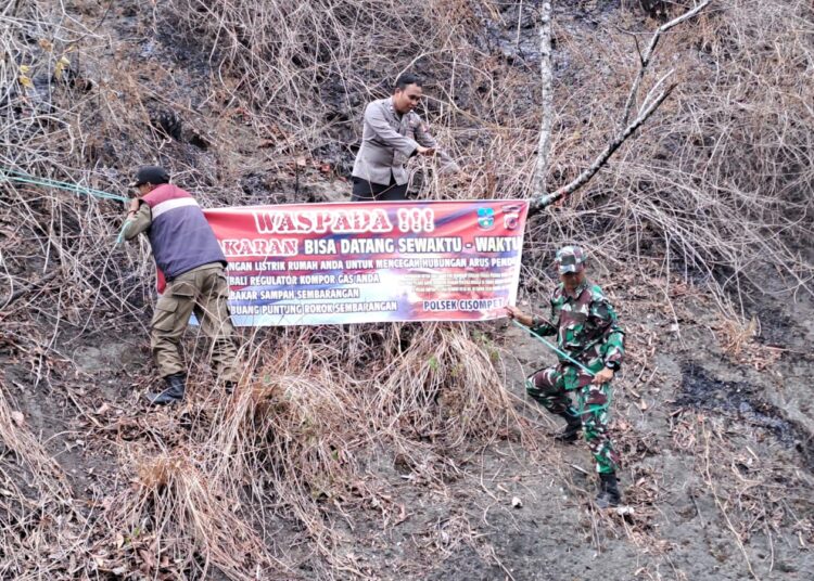 Anggota Polsek Cisompet Giat Pasang Banner Himbauan Terjadi Kebakaran