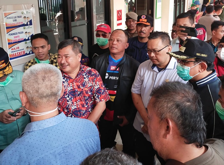 Bupati Garut, Rudy Gunawan, wakilnya, Helmi Budiman.dan Enjang Tedi saat meninjau kebakaran gudang logistik RSU dr. Slamet Garut, Minggu (01/10).