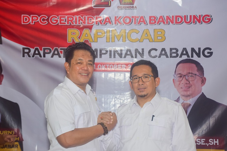 Ketua DPC Partai Gerindra Kota Bandung, H. Toni Wijaya, SE., SH didampingi Sekretaris Ir. H. Kurnia Solihat