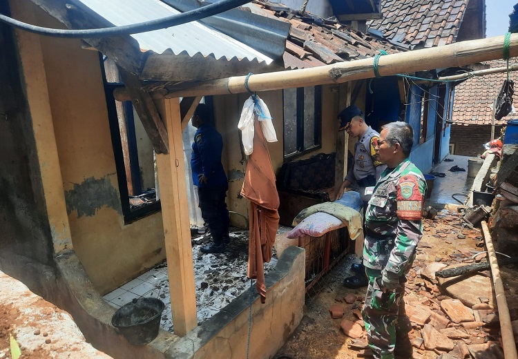 Diduga Berasal dari Tungku Kayu, Akibatkan Kebakaran Rumah Warga Sukaluyu Ganeas