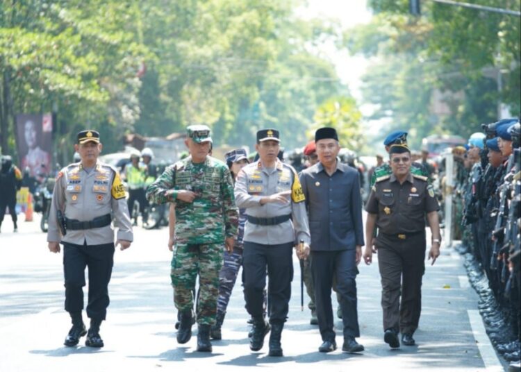 Kapolda Jabar Irjen Ahmad Wiyagus saat periksa pasukan apel Gabungan operasi Mantap Brata Lodaya di lap Gasibu selasa ( 17/10/23)