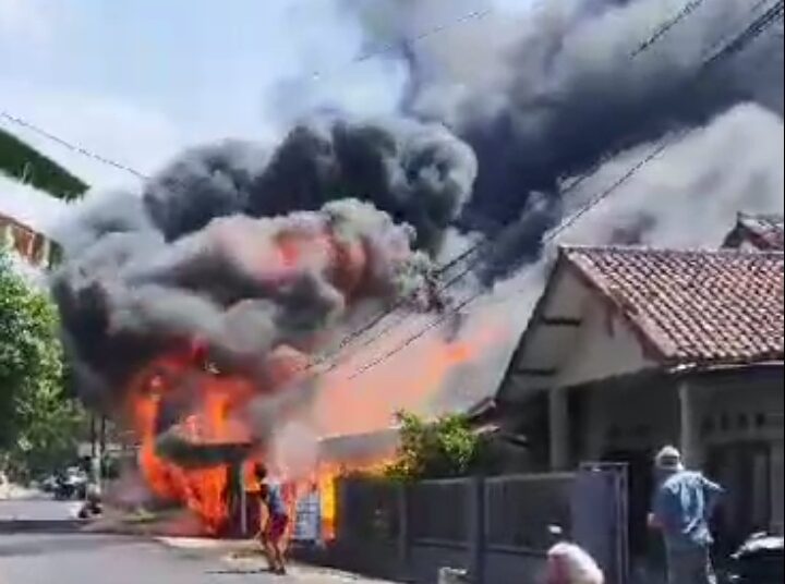 Dahsyat!! Dalam Sekejap Pom Mini Abu Basir Ludes Dilalap Api