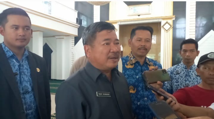 Bupati Bersama Kadisdik Distribusikan Bantuan P3KE di Garut Selatan