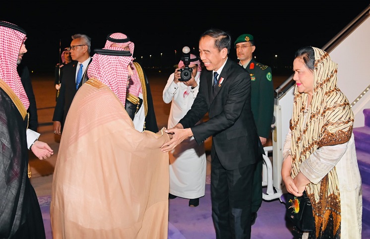 Dari RRT, Presiden Jokowi dan Ibu Iriana Tiba di Riyadh