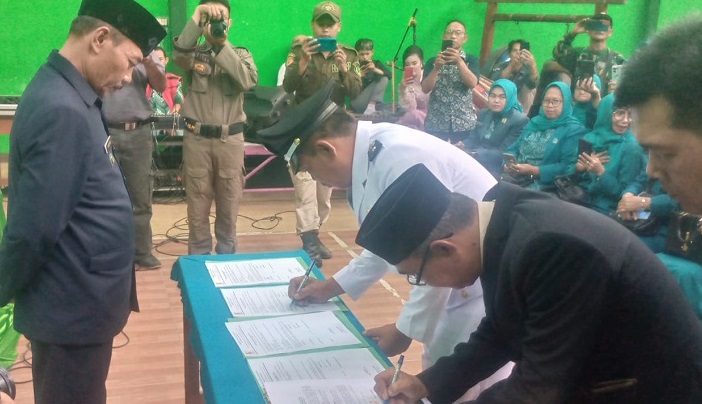 Sertijab Kepala Desa Nagrak Joni Nurjaeni kepada Kaja Cardiman