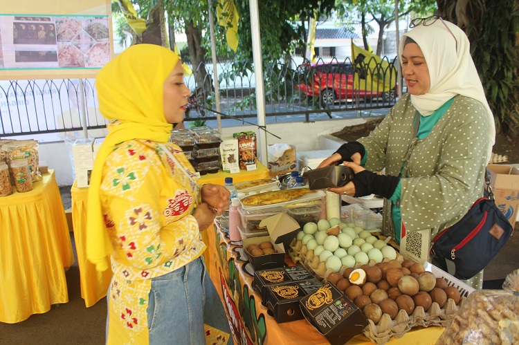 Peringati HUT Gokar ke-59, IIPG Jabar Gelar Bazar UMKM dan Salurkan Pakaian Hasil Declutering
