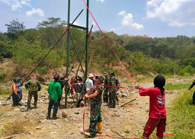 VRI Bersama Kodim 0610/Sumedang Bangun Jembatan Gantung