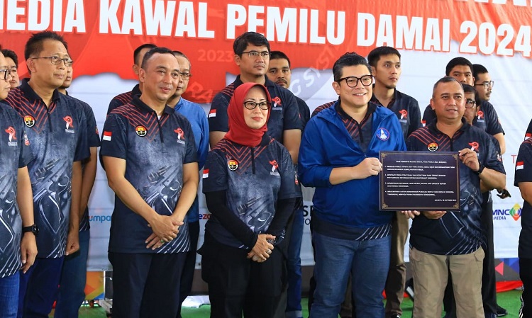 Kadiv Humas Polri Irjen Pol Sandi Nugroho dan Ketua Dewan Pers Ninik Rahayu serta para Pemimpin Redaksi dalam acara deklarasi pemilu damai 2024, Sabtu (28/10/23)