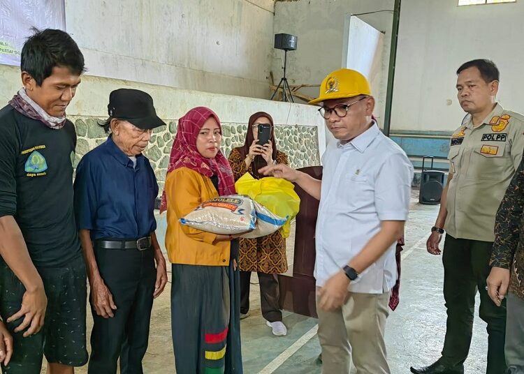 Ratusan Warga Korban Kebakaran TPA Sarimukti Sumringah, Kang Ace Bagikan Bantuan Sembako