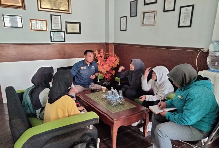 Setelah Melalui Hal Aneh & Ditemui Dikawasan Kawah Putih, Para Mahasiswi Kembali Dengan Selamat