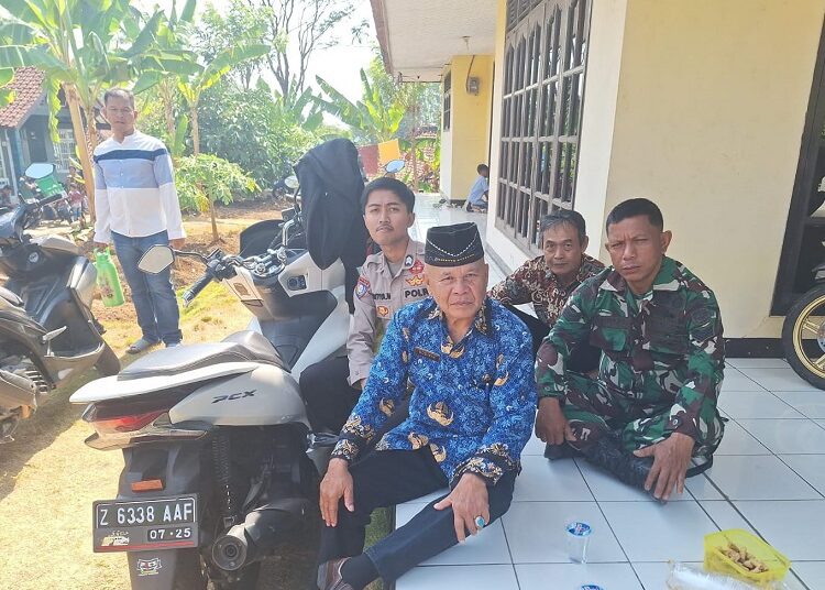 Imbau Bahaya Miras Oplosan, Babinsa dan Bhabinkamtibmas Sambangi Warga Kebonkalapa