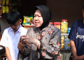 Mensos RI, Tri Rismaharini, didampingi Wakil Bupati Garut, dr. Helmi Budiman, berbincang dengan Entis Sutisna (13) dan Mahdar (25) di kediamnnya di Kampung Cipenta, Desa Mekarjaya, Kabupaten Garut, Senin (30/10/2023).