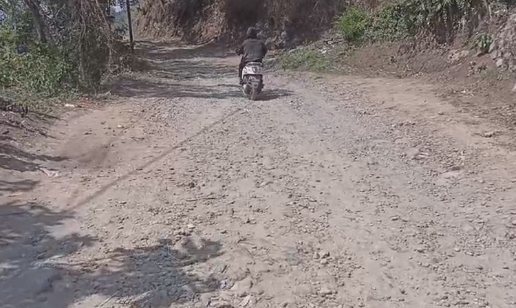 Warga Keluhkan Kondisi Jalan Cikoneng – Cilame Yang Rusak Parah