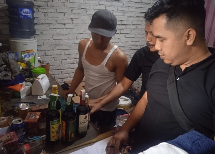 Polsek Sumedang Selatan Gerebek Toko Jamu Penjual Miras