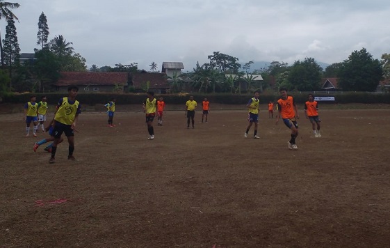 Para peserta seleksi Persigar Liga 3 yang datang dari berbagai daerah menunjukkan performanya pada game yang berlangsung di lapang sepakbola Koko Nitimiharja, Kecamatan Pangatikan, Garut, Minggu (05/11).