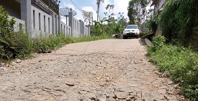 Kondisi Jalan Rawabogo-Buni Nagara Rusak Parah, Menanti Perhatian Bupati dan DPUTR Kab. Bandung