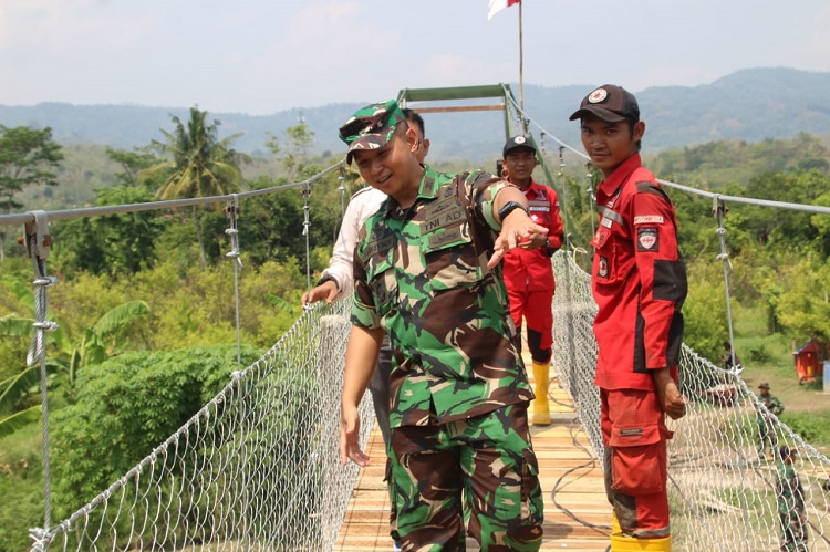 Kembali VRI Bersama Kodim 0610/Sumedang Bangun Jembatan Gantung