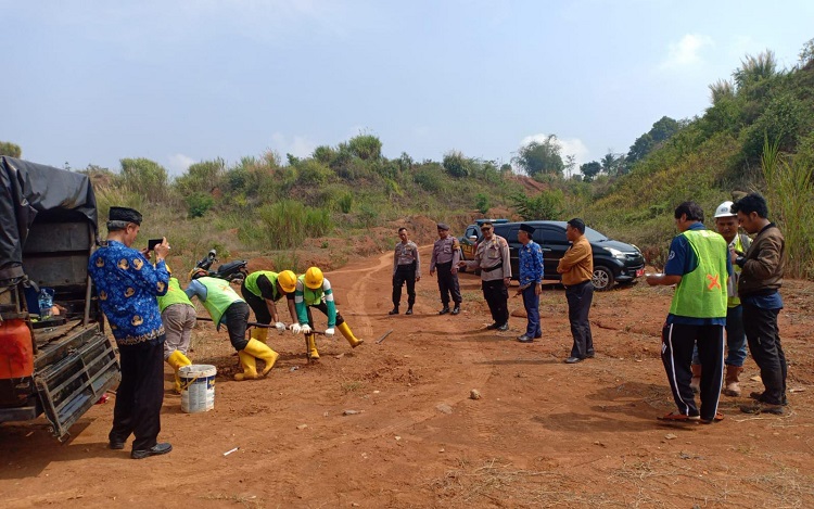 Tim Laboratorium Jasa Konstruksi PT. Wika Uji Kekerasan Tanah Blok Cihamerang   