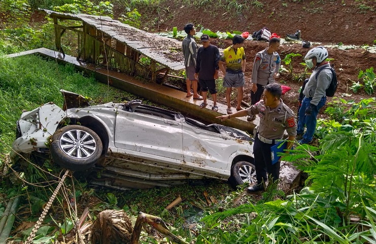Minibus Terperosok ke Jurang di Sumedang, 3 Orang Meninggal