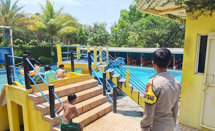 Bhabinkamtibmas Pantau Keamanan Obyek Wisata Water Boom Cisarua Sumedang