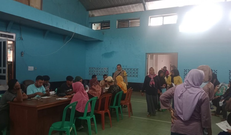 Pemdes Cikaramas Distribusikan Bantuan Beras Badan Pangan Nasional