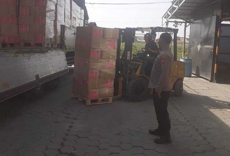 Padal PAM Pimpin Pengamanan Loading Surat Suara PT Gramedia