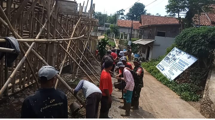Babinsa Koramil Tanjungsari Bersama Masyarakat Bekerja bakti Cor Madrasah Ash- Biyan