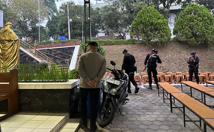 Sat Brimob Polda Jabar Sterilisasi Gereja Wilayah Jatinangor