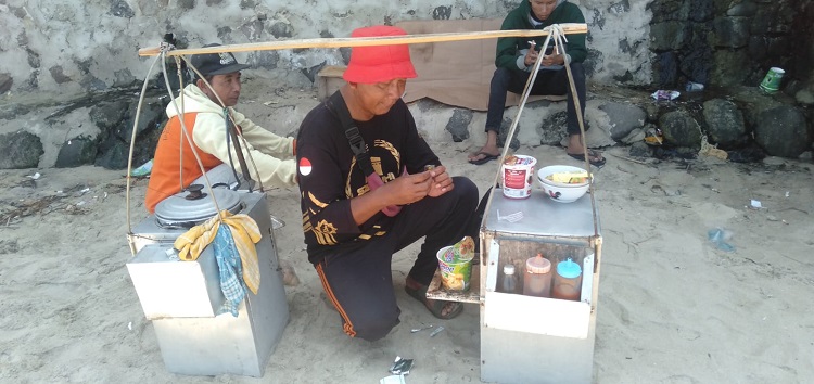 Suka Duka Pedagang Cuanki di Pantai Santolo