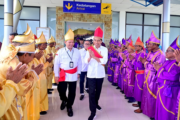 Tiba di Kepulauan Talaud, Presiden Jokowi Dianugerahi Gelar Adat