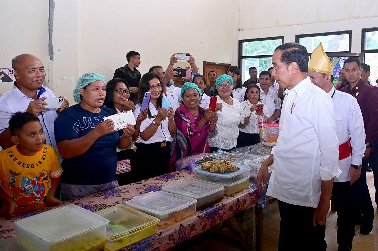 Presiden Jokowi Sapa Masyarakat dan Pedagang di Pasar Melonguane Talaud