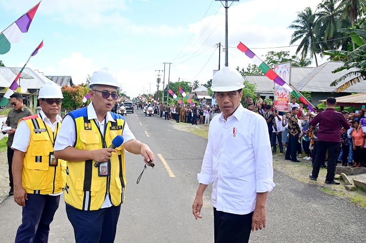 Tinjau Jalan Lingkar Talaud, Presiden: Perlancar Urusan Logistik dan Konektivitas