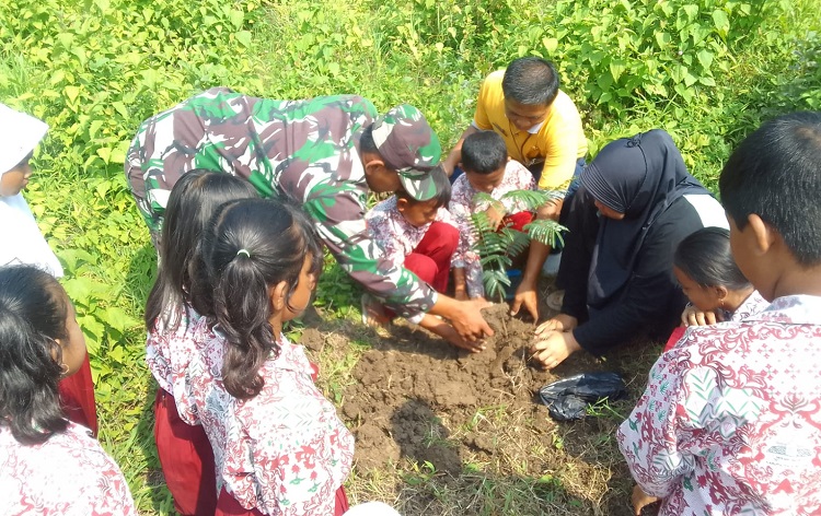 Koramil Jajaran Kodim 0610/Sumedang Serentak Tanam Ribuan Pohon