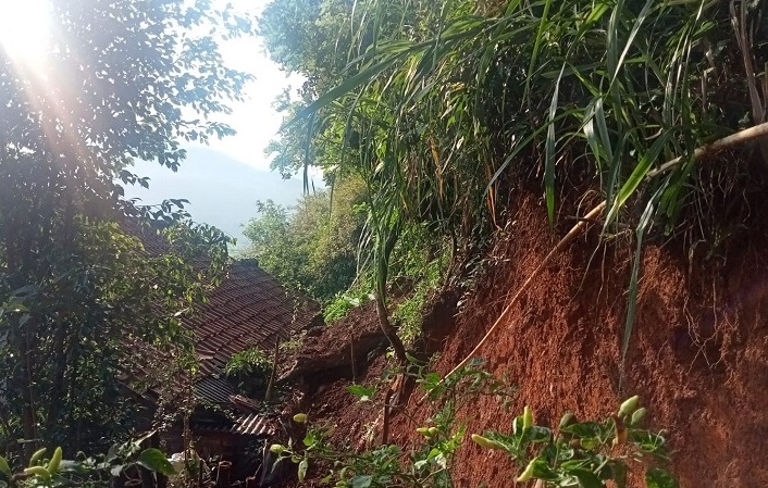 Tanah Kebun Dekat Rumah Warga Sukagalih Alami Pergeseran Tanah Longsor